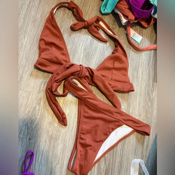 Bikini - Picture 1 of 1